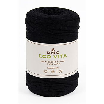 En stor rulle av bandgarnet Eco Vita Tape Yarn från DMC i svart