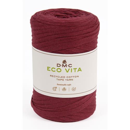 En stor rulle av bandgarnet Eco Vita Tape Yarn från DMC i rött