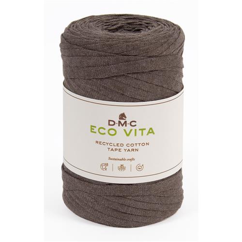 En stor rulle av bandgarnet Eco Vita Tape Yarn från DMC i brunt
