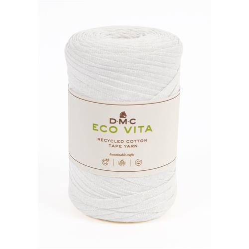 En stor rulle av bandgarnet Eco Vita Tape Yarn från DMC i vitt