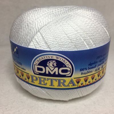 Ett vitt nystan av DMCs merceriserade bomullsgarn Petra.