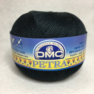 Ett svart nystan av DMCs merceriserade bomullsgarn Petra.