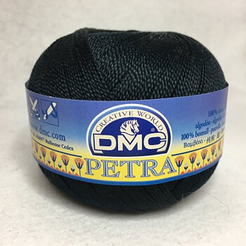 Ett svart nystan av DMCs merceriserade bomullsgarn Petra.