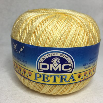 Ett ljusgult nystan av DMCs merceriserade bomullsgarn Petra.