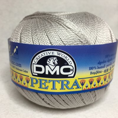 Ett grått nystan av DMCs merceriserade bomullsgarn Petra.