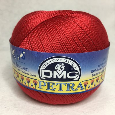 Ett rött nystan av DMCs merceriserade bomullsgarn Petra.