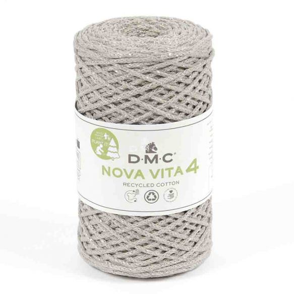 En stor rulle av tubgarnet Nova Vita 4 från DMC i beige med glittertråd i silver