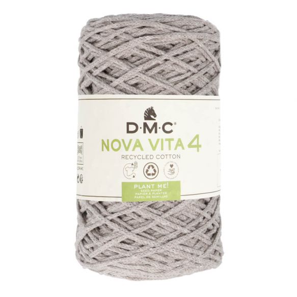 En stor rulle av tubgarnet Nova Vita 4 från DMC i ljust gråbrunt