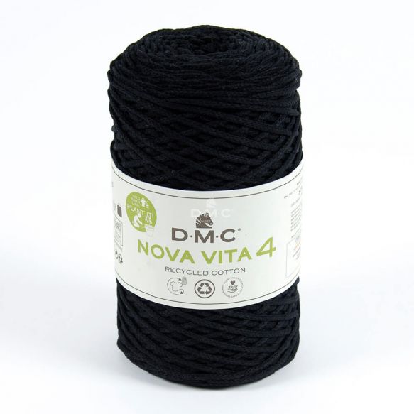 En stor rulle av tubgarnet Nova Vita 4 från DMC i svart