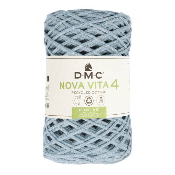 En stor rulle av tubgarnet Nova Vita 4 från DMC i ljusblått