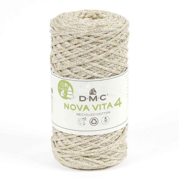 En stor rulle av tubgarnet Nova Vita 4 från DMC i beige med glittertråd i guld