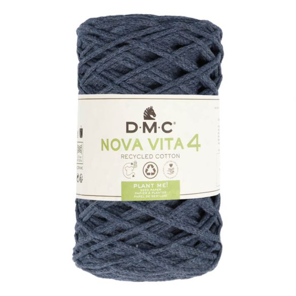 En stor rulle av tubgarnet Nova Vita 4 från DMC i jeansblått