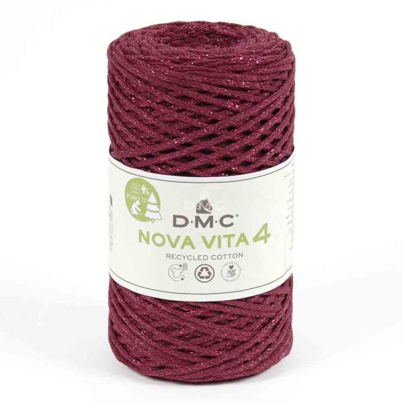 En stor rulle av tubgarnet Nova Vita 4 från DMC i rött med glittertråd i rött