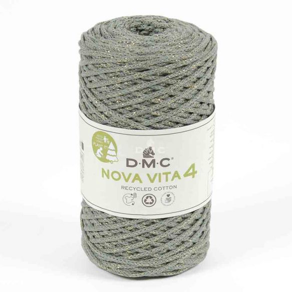 En stor rulle av tubgarnet Nova Vita 4 från DMC i grågrönt med glittertråd i guld