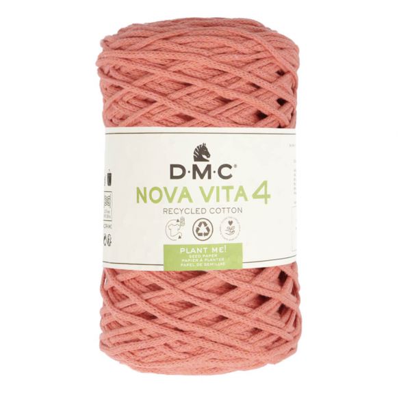 En stor rulle av tubgarnet Nova Vita 4 från DMC i aprikos