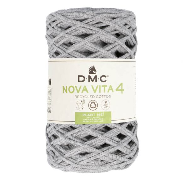 En stor rulle av tubgarnet Nova Vita 4 från DMC i ljusgrått