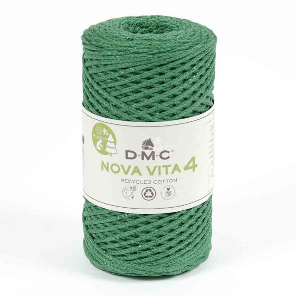 En stor rulle av tubgarnet Nova Vita 4 från DMC i grönt med glittertråd i grönt