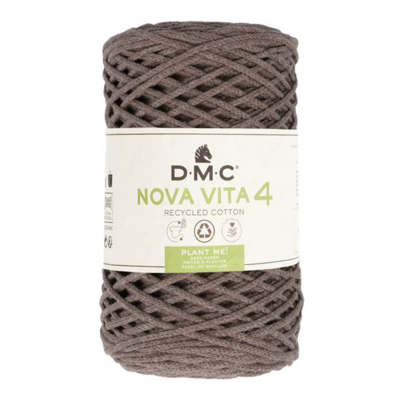 En stor rulle av tubgarnet Nova Vita 4 från DMC i mellanbrunt