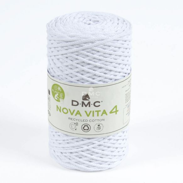 En stor rulle av tubgarnet Nova Vita 4 från DMC i vitt