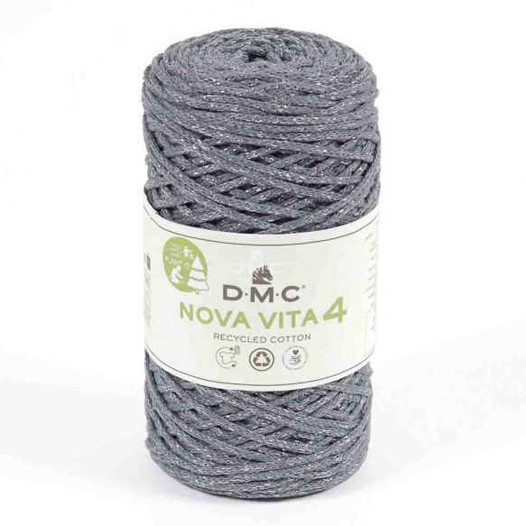 En stor rulle av tubgarnet Nova Vita 4 från DMC i mellangrått med glittertråd i silver