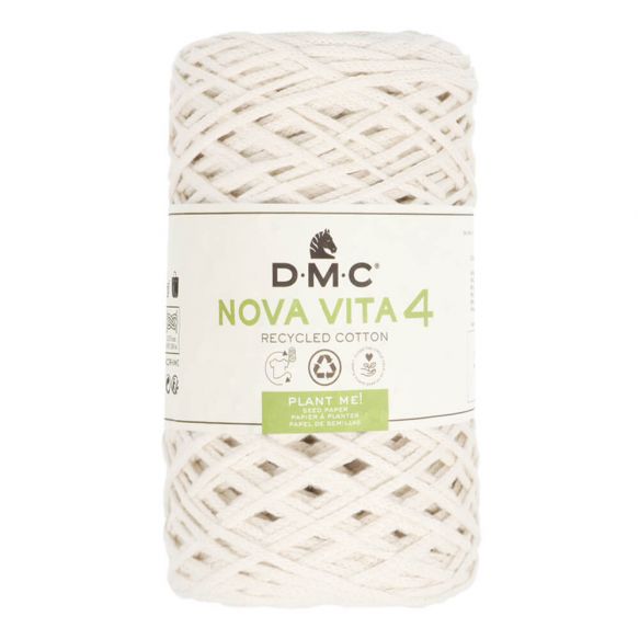 En stor rulle av tubgarnet Nova Vita 4 från DMC i naturvitt