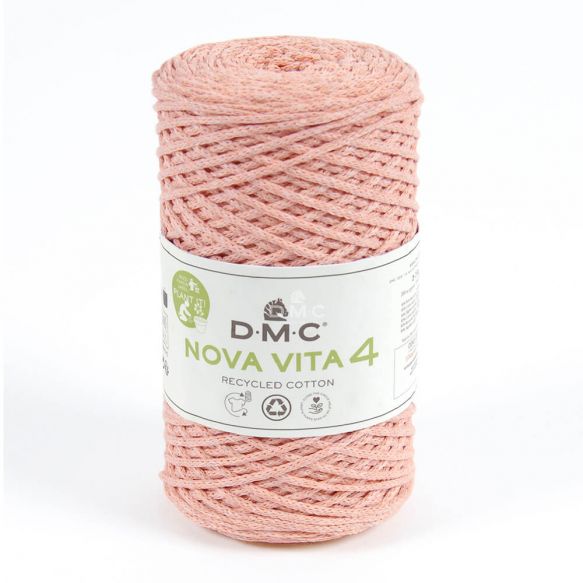 En stor rulle av tubgarnet Nova Vita 4 från DMC i ljus aprikosrosa