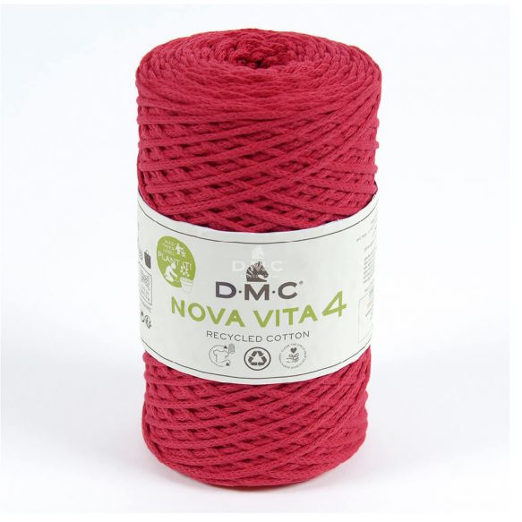 En stor rulle av tubgarnet Nova Vita 4 från DMC i rött
