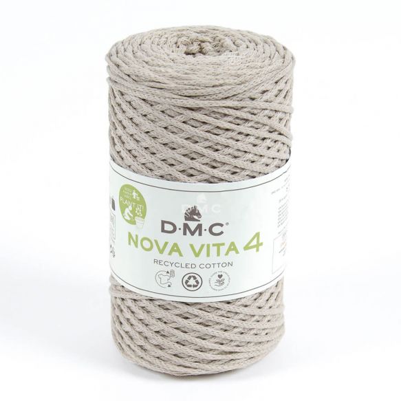 En stor rulle av tubgarnet Nova Vita 4 från DMC i ljusbrunt
