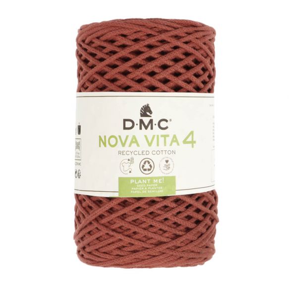 En stor rulle av tubgarnet Nova Vita 4 från DMC i rostrött