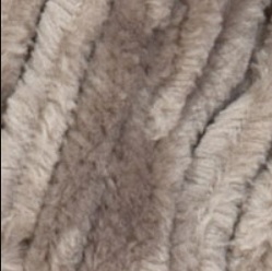 En närbild av DMCs sammetsgarn Velvet i mörkbeige