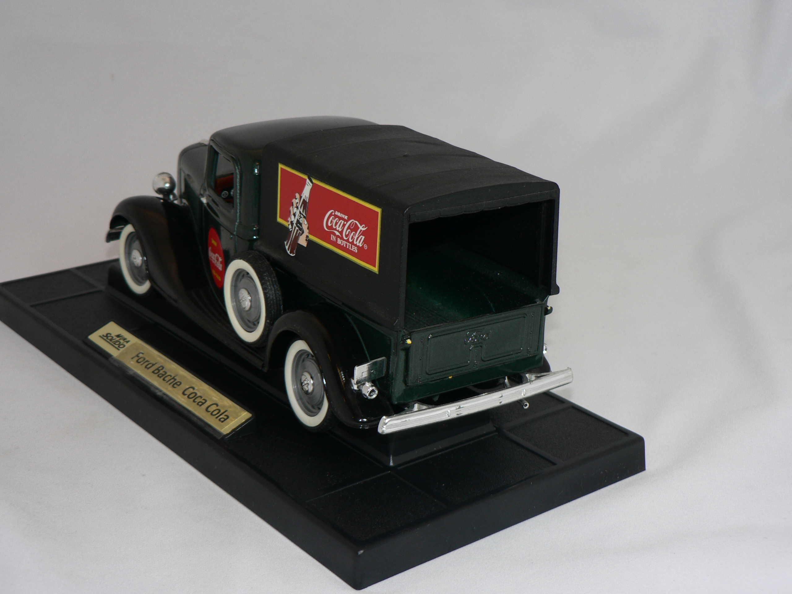 Ford Bache  V8 Pickup  1936  ( Coca Cola )  1:18  SOLIDO  ( Ej Orginal  Kartong ) - 2