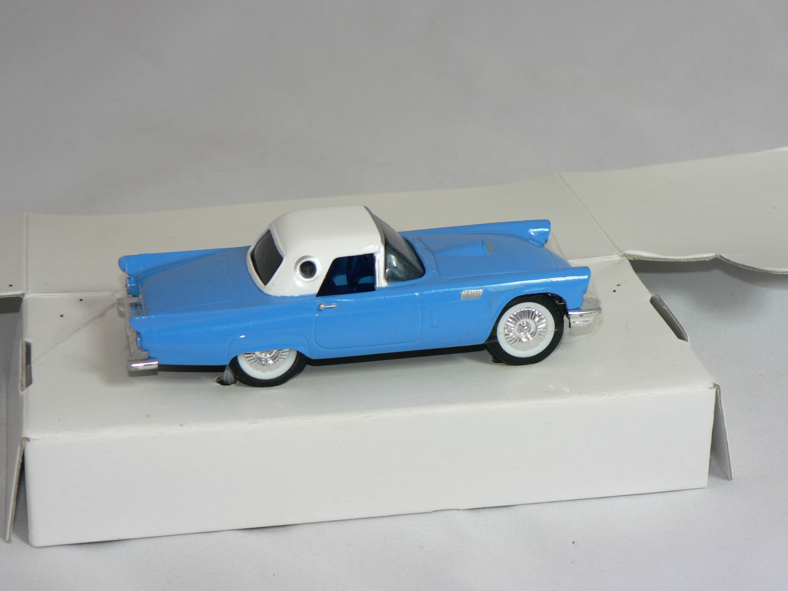 Ford Thunderbird  1957  1:43  Ertl - 3