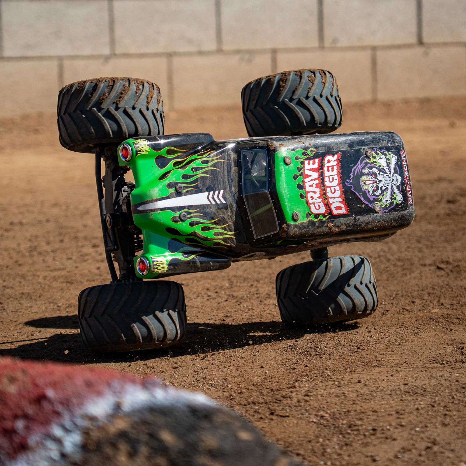Losi 1/8 LMT 2.0 Grave Digger 4X4 Solid Axle Brushless Monster Truck RTR, Green - 7
