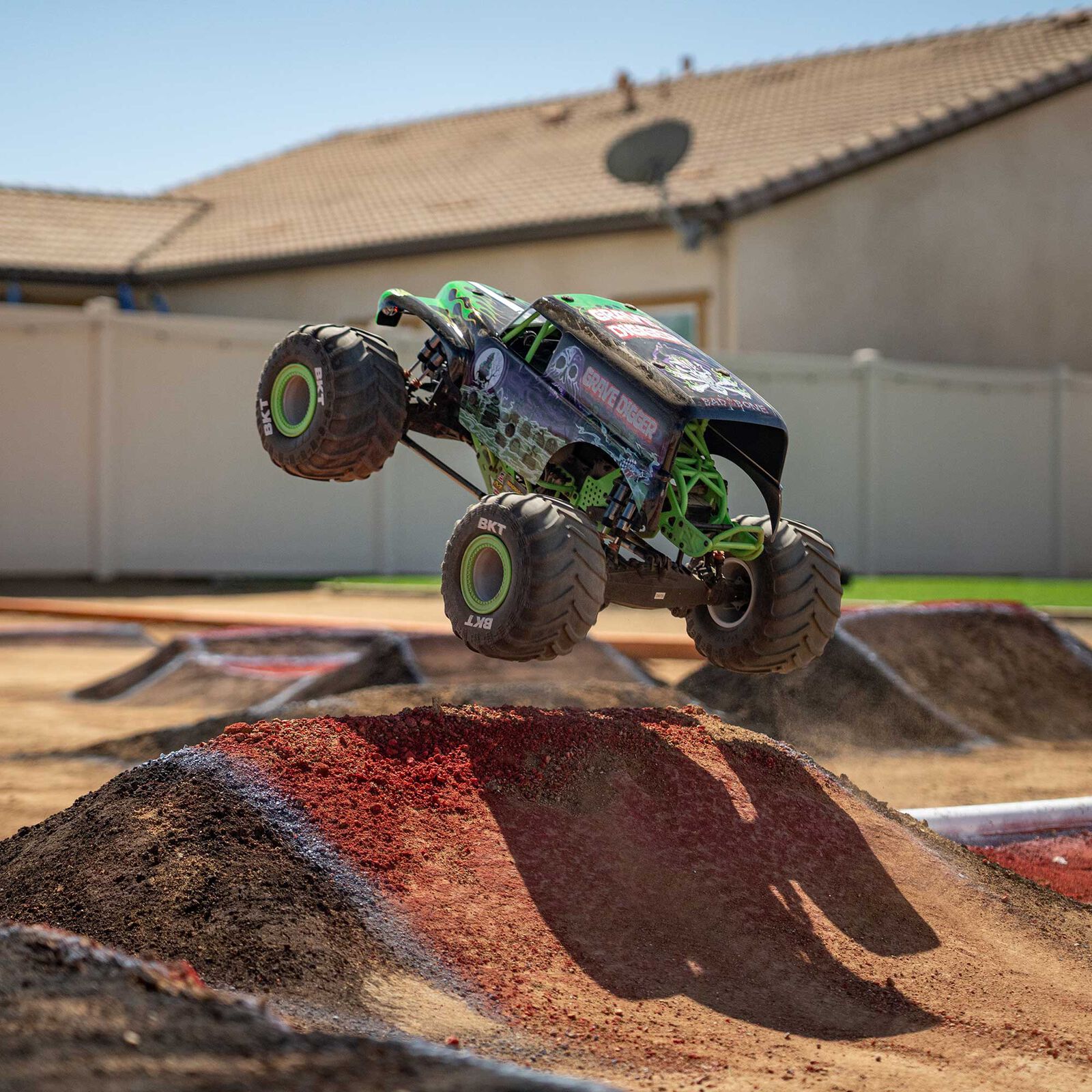 Losi 1/8 LMT 2.0 Grave Digger 4X4 Solid Axle Brushless Monster Truck RTR, Green - 5