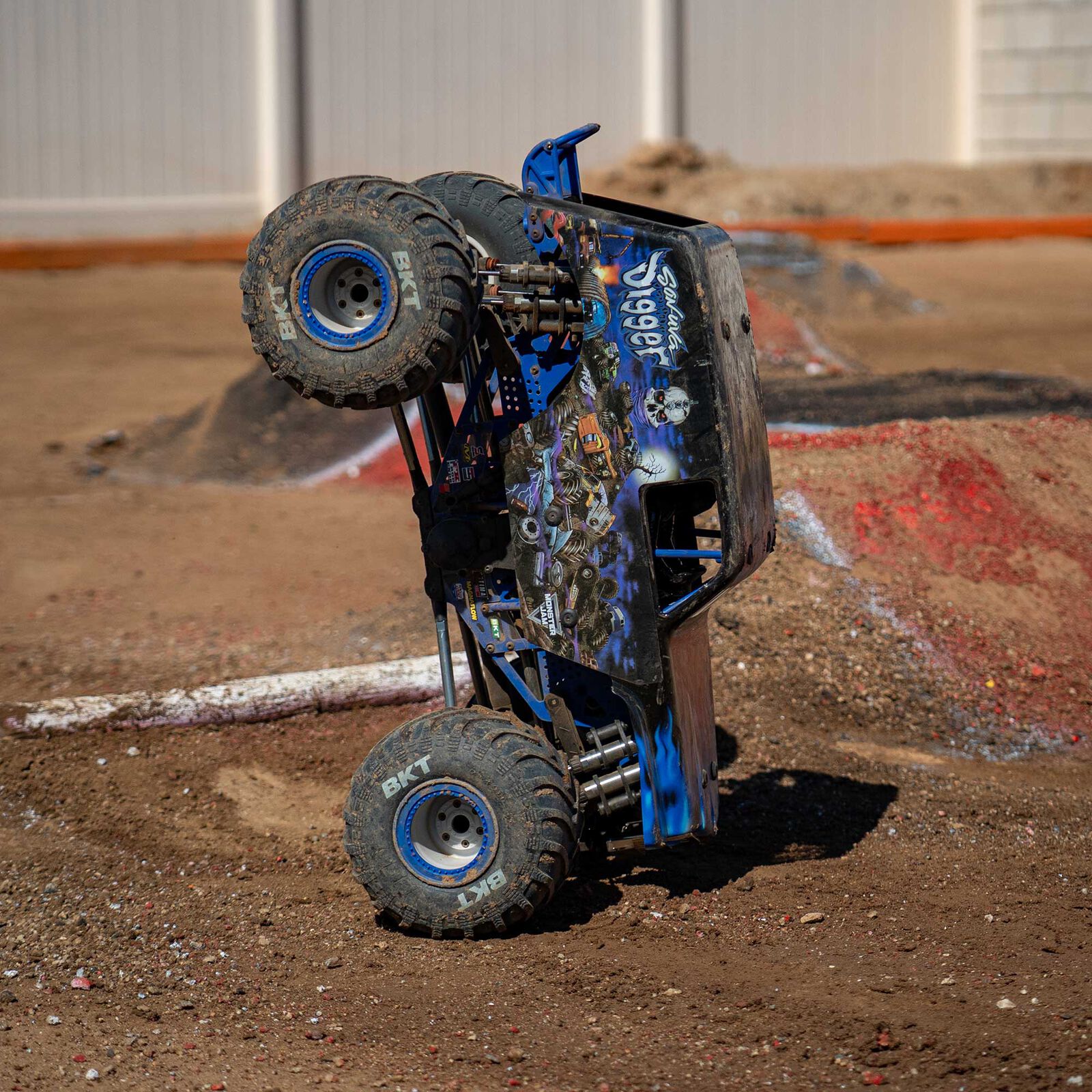 Losi 1/8 LMT 2.0 Son-Uva Digger 4X4 Solid Axle Brushless Monster Truck RTR, Blue - 6