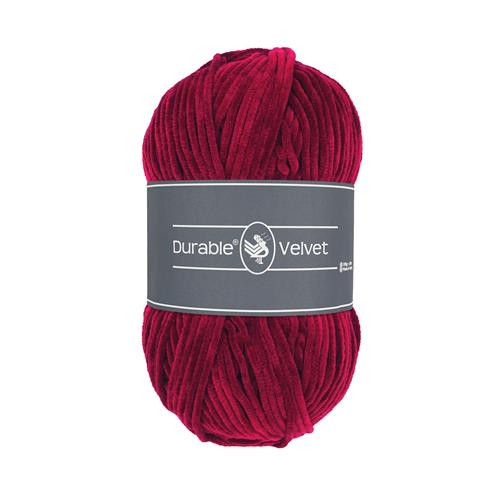Ett nystan av Durables sammetsgarn Durable Velvet i rött.