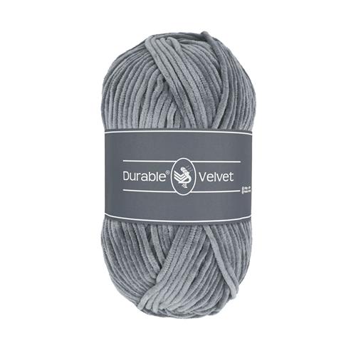 Ett nystan av Durables sammetsgarn Durable Velvet i lite mörkare mellangrått