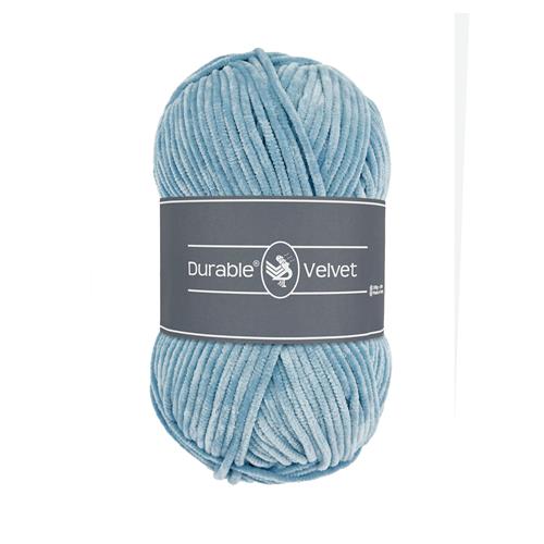 Ett nystan av Durables sammetsgarn Durable Velvet i dimblått