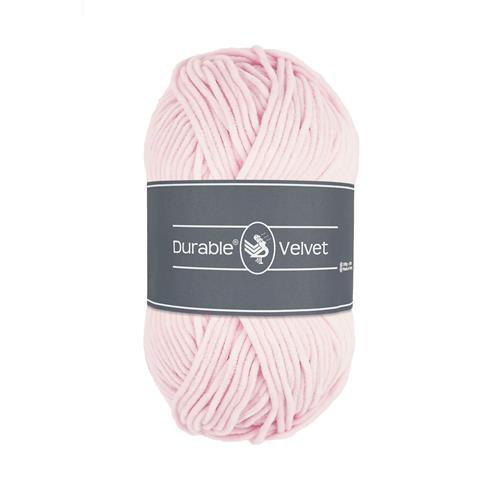 Ett nystan av Durables sammetsgarn Durable Velvet i ljusrosa