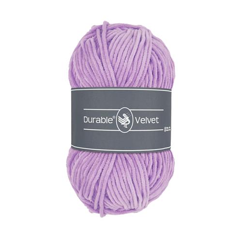 Ett nystan av Durables sammetsgarn Durable Velvet i lila