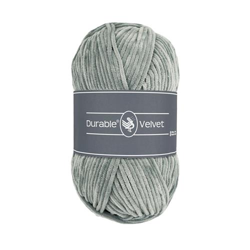 Ett nystan av Durables sammetsgarn Durable Velvet i mellangrått