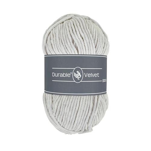 Ett nystan av Durables sammetsgarn Durable Velvet i ljusgrått