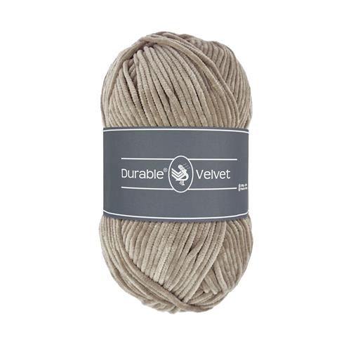 Ett nystan av Durables sammetsgarn Durable Velvet i brunbeige