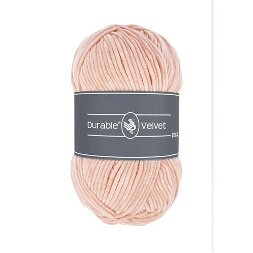 Ett nystan av Durables sammetsgarn Durable Velvet i aprikosrosa