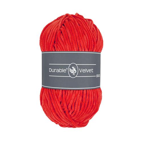 Ett nystan av Durables sammetsgarn Durable Velvet i rött