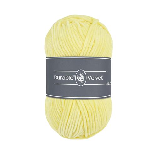 Ett nystan av Durables sammetsgarn Durable Velvet i ljusgult