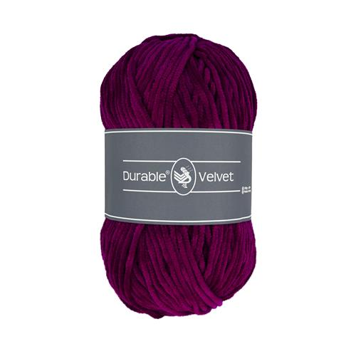 Ett nystan av Durables sammetsgarn Durable Velvet i vinrödslila