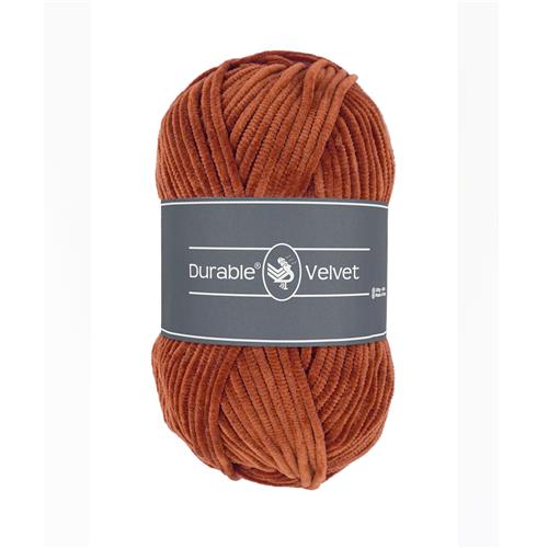 Ett nystan av Durables sammetsgarn Durable Velvet i brunt
