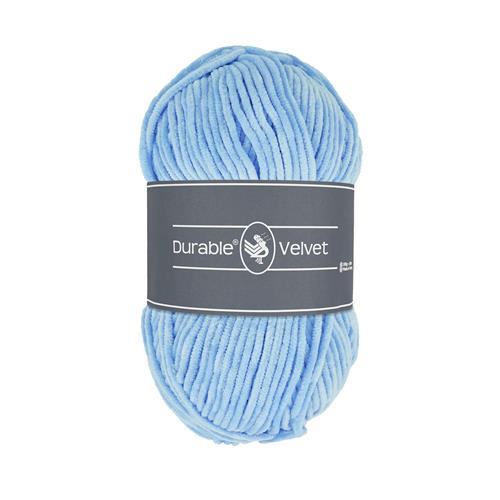 Ett nystan av Durables sammetsgarn Durable Velvet i ljusblått