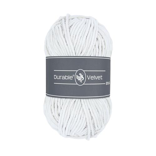Ett nystan av Durables sammetsgarn Durable Velvet i vitt